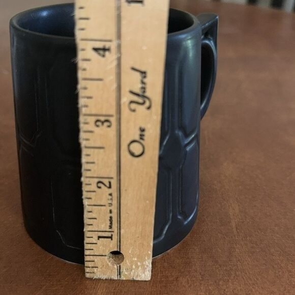 Black Ceramic Mug With Geometric Pattern - Picture 5 of 6